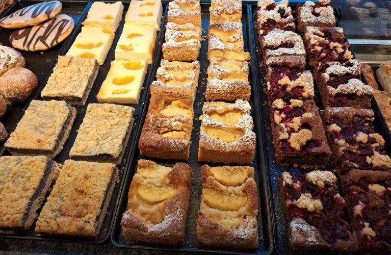 Frühstück mit Kaffee, selbstgemachten Kuchen und herzhafte Speisen ...