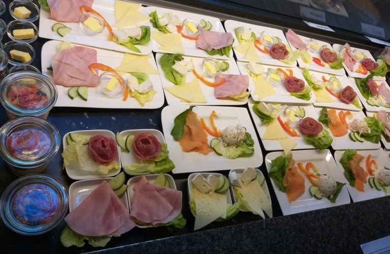 Frühstück mit Kaffee, selbstgemachten Kuchen und herzhafte Speisen ...