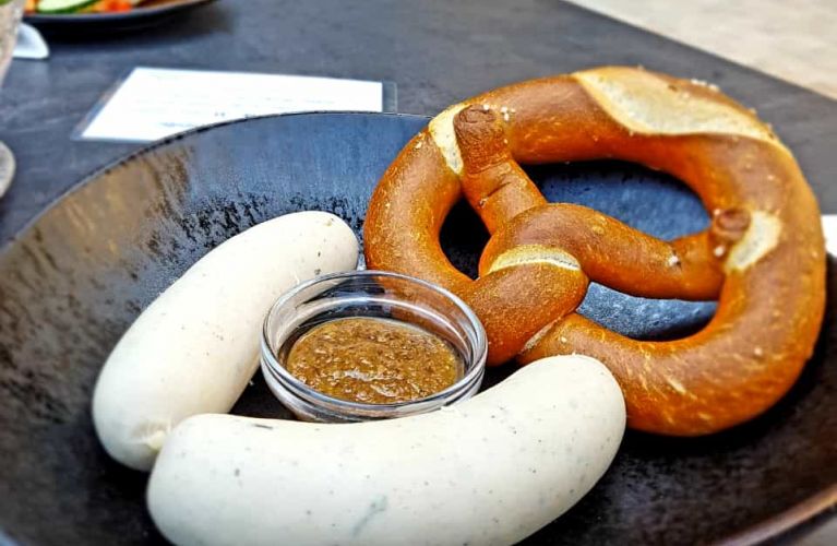 Frühstück mit Kaffee, selbstgemachten Kuchen und herzhafte Speisen ...