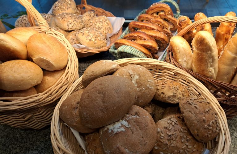 Frühstück mit Kaffee, selbstgemachten Kuchen und herzhafte Speisen ...